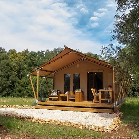 ラグジュアリーテント Domus Olea Glamping チェーリエ・メッサーピカ